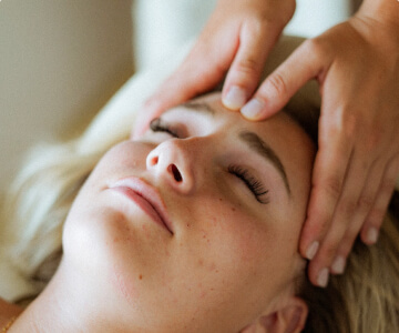 Massage sur mesure visage et corps par physiothérapeute masseur professionnel à Cannes, Nice, St Tropez sur la Côte d'Azur