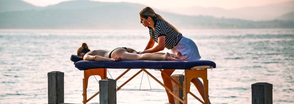 Massage privé d'exception soin visage et corps sur yacht privé ou en bord de mer sur la Côte d'Azur